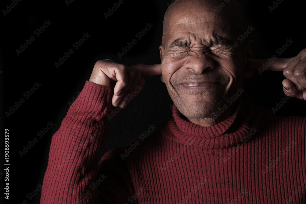 Obraz premium deafness suffering from deafness and hearing loss Senior man cupping his ear having difficulty hearing on gray background with people stock photo stock image