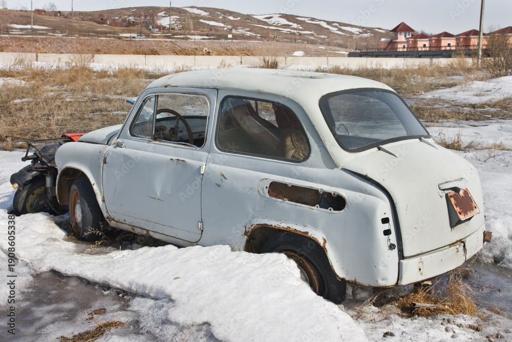 Fototapeta premium Old car in winter under the snow