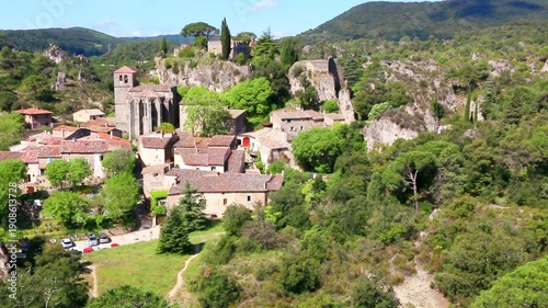 Village de Mourèze avec ses maisons groupées autour de l'église et du rocher.
