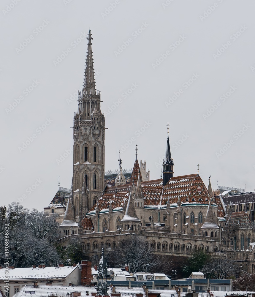 Obraz premium Fisherman's Bastion next to the Danube River in Budapest covered with the first snow