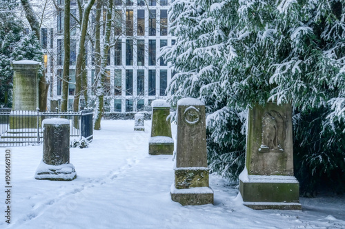 Verschneiter historischer Friedhof und Grabsteine in Düsseldorf Golzheim