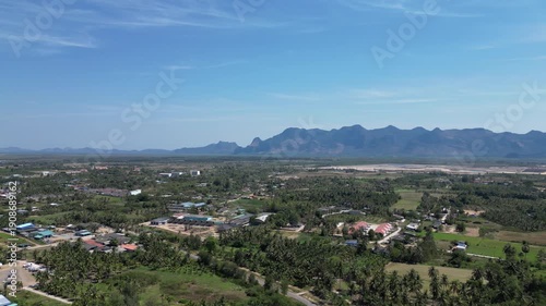 Wallpaper Mural 태국 춤폰의 길게 뻗은 해안선과 웅장한 산맥이 어우러진 드론 항공 촬영 풍경
 Torontodigital.ca