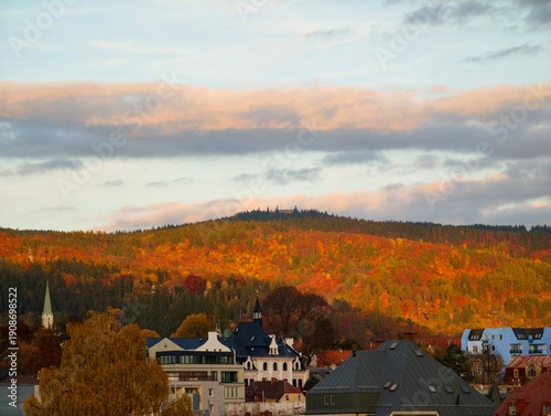 Foto lively autumn scene over peaceful settlement, vivid autumn hues bathe quiet vill
