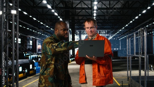 Foto Soldier and engineer manages production adapted for armament manufacturing, industrial mobilization supports the wartime economy through precision and national resilience