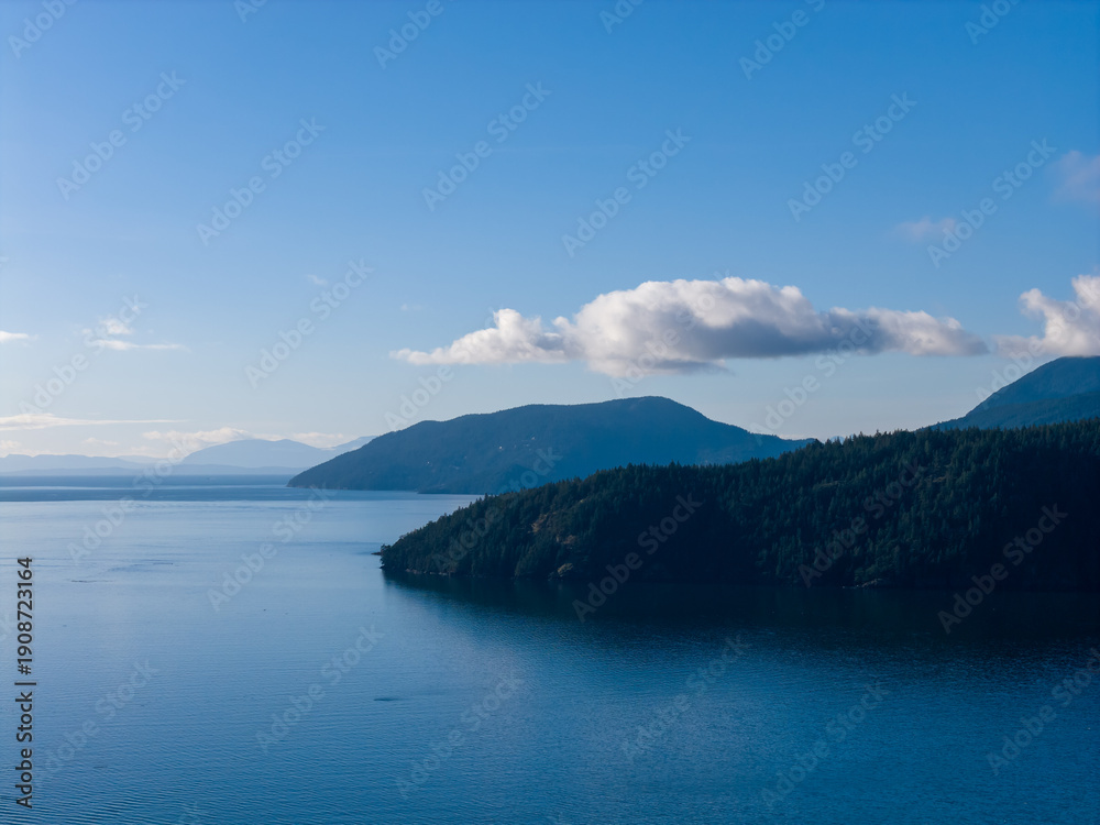 Obraz premium Tranquil Coastal Landscape Over Howe Sound With Mountain Backdrop And Clear Blue Water
