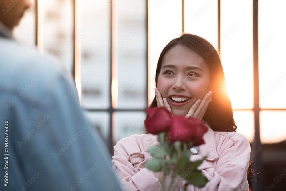 Obraz premium On Valentine's Day, young couples give each other red roses.