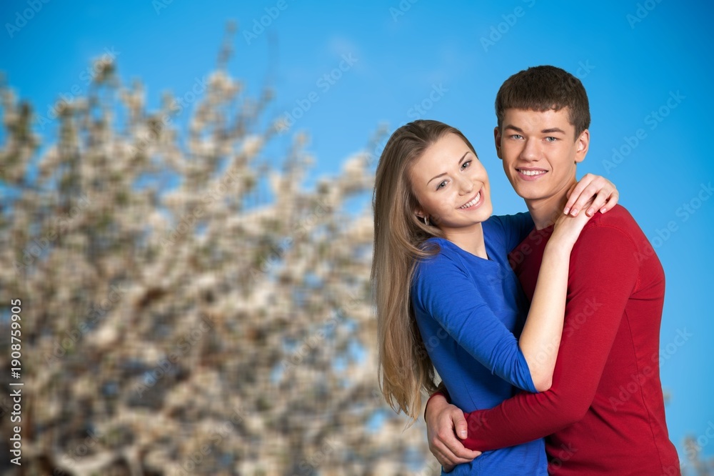 © BillionPhotos.com - Young adult happy couple hug © BillionPhotos.com - Young adult happy couple hug
