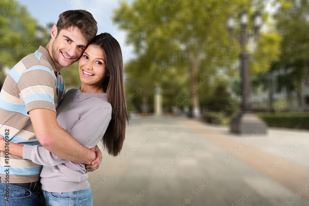 Obraz premium Young adult happy couple hug