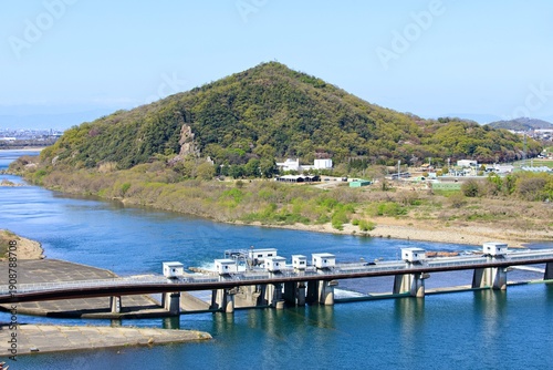犬山市、犬山城の天守から眺める伊木山と木曽川