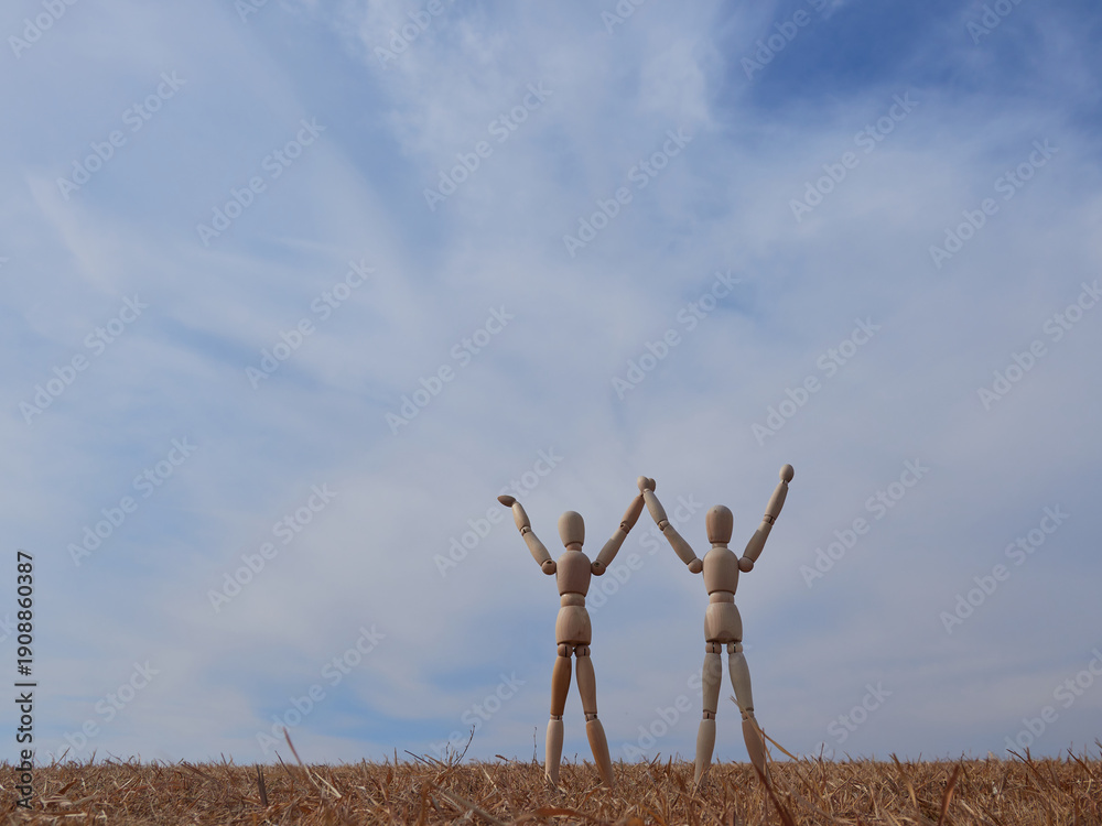 custom made wallpaper toronto digital冬の公園の枯れた芝生にいる二人の木製のマネキン人形の姿