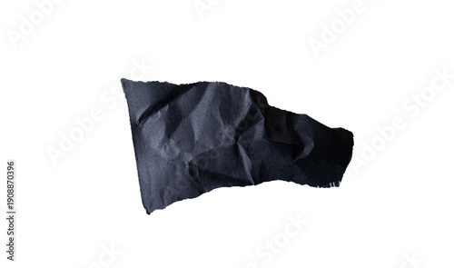 Fragmento de papel negro arrugado y rasgado aislado sobre fondo oscuro