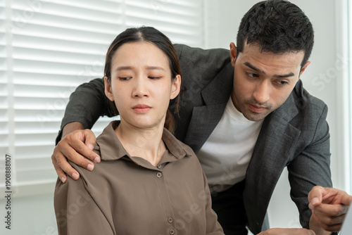 Foto business man sexually harassed a female colleague by touch her shoulder