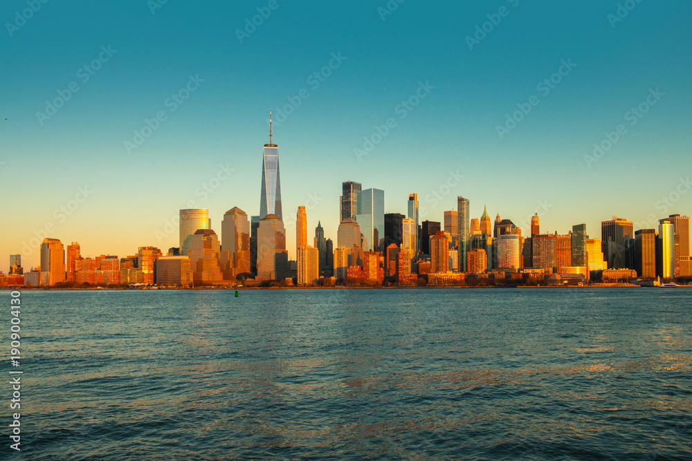 Obraz premium NYC with Manhattan in sunset. New York iconic skyline. New York skyline city. New York landmark panorama. New York downtown cityscape.