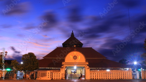 Foto The nuance of the setting sun from the iconic mosque in Yogyakarta, Indonesia