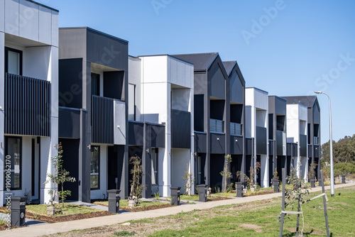 Fotografia A row of contemporary townhouses with small front gardens, mailboxes and balconies in a newly developed suburban estate in Australia