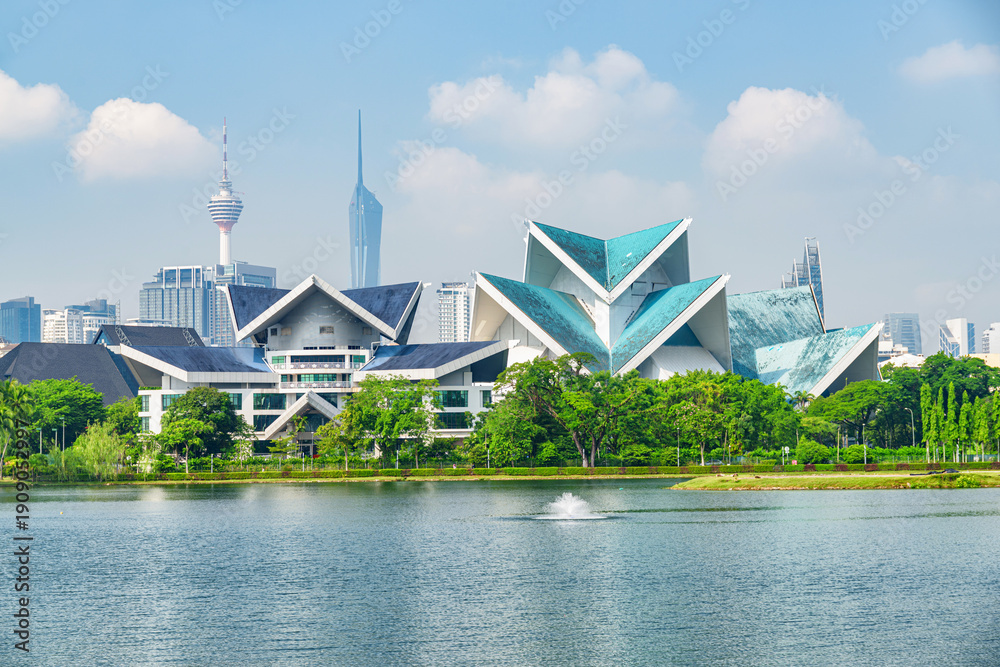 Fototapeta premium Awesome Kuala Lumpur skyline. Scenic lake and fountains