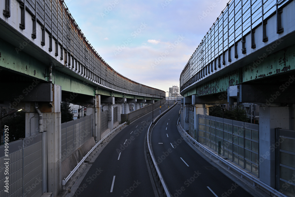 Obraz premium 高架下首都高の出入り口の道路
