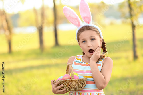 Shocked little girl with bu...