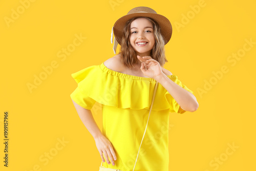 Beautiful young woman danci...