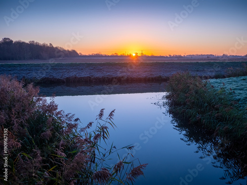 Foto A still wintery sunrise at the entrance to Bill Fen Marina near Ramsey in the Cambridgeshire Fens