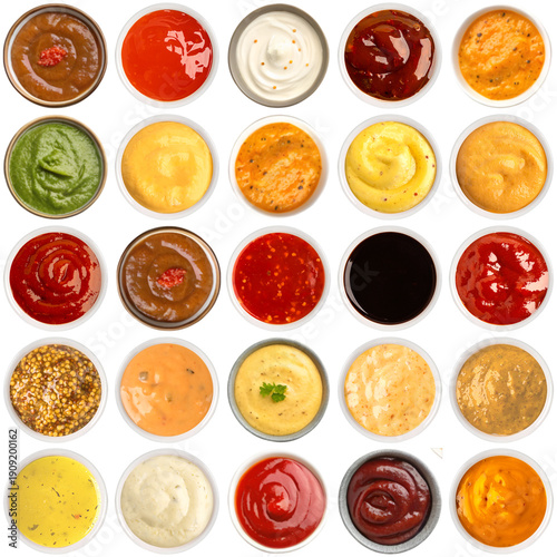 Fotografia photograph of small white bowls in a grid, each filled with diverse condiments and dipping sauces