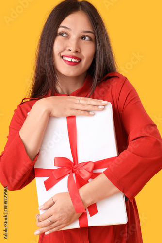 Beautiful young Asian woman...