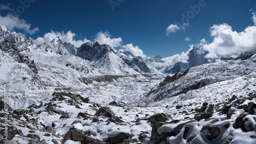 Tableau sur toile A Stunning Panoramic View of Snowy Himalayas: Mighty Khumbu Glacier on Trail to Everest Base Camp