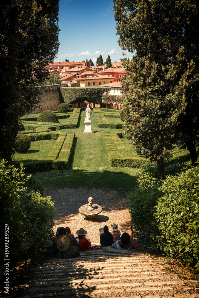 Fototapeta premium Tuscan Landscapes – Traditional Italy in the Heart of Italy