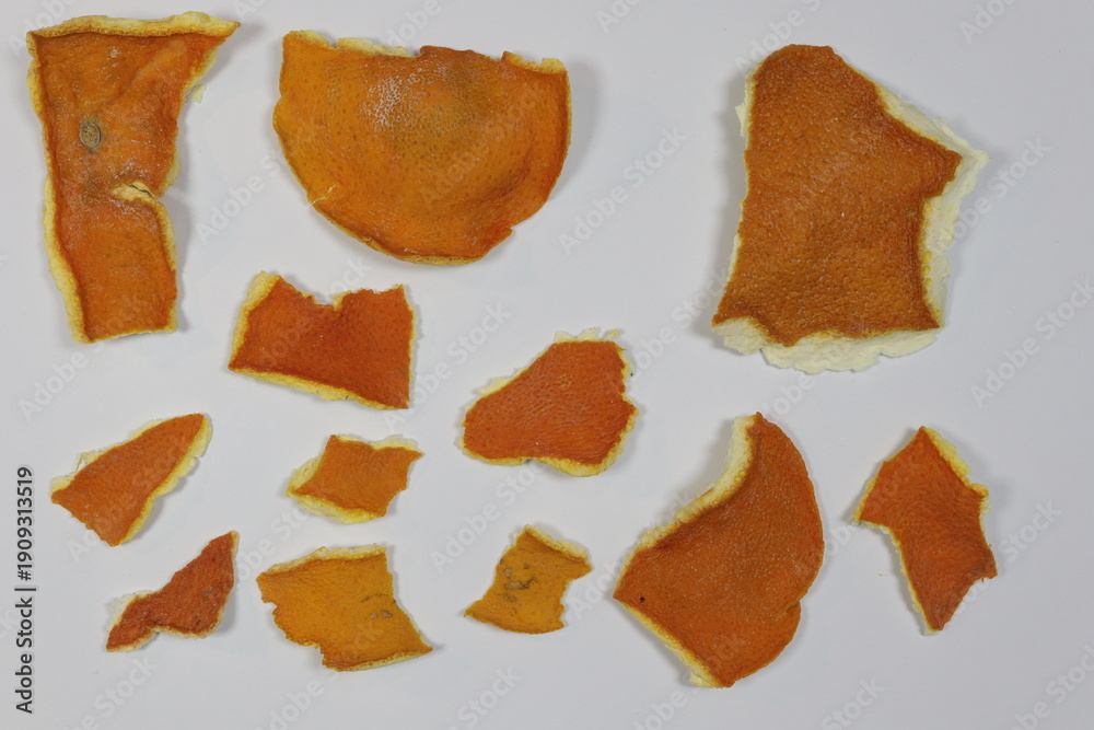 Naklejka premium Various dried orange peel pieces isolated on white background