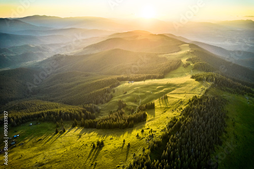 Fotografia Breathtaking aerial view of mountain landscape at sunset
