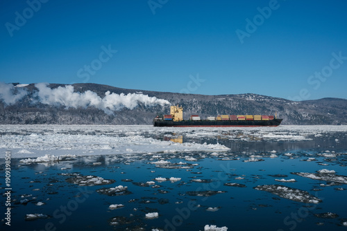 Un navire marchand sur la rivière gelée à Charlevoix, au Canada