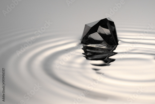Foto Transparent Crystal on Polarized Water – Surreal Liquid Glass Texture, Futuristi