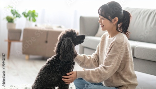 犬を撫でる女性