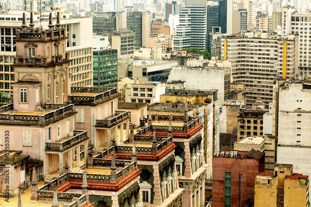 Fototapeta premium Prédio, rua, janela, laje, telhados e casas no centro da cidade de São Paulo. 