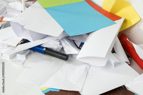 Tableau sur toile Disorganized Workspace with Scattered Papers and School Supplies at Home