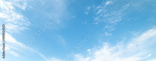 Panel kuchenny z motywem Scattered white clouds in the blue sky