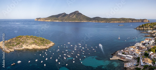 Vista aérea panorámica de San Telmo en Mallorca con la isla Dragonera de fondo, playa, barcos y hoteles