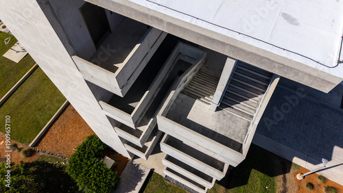 Fotografie High angle view of a modern multi story precast concrete building exterior featu
