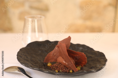 Cuadro en lienzo Dessert au restaurant avec du chocolat et des garnitures
