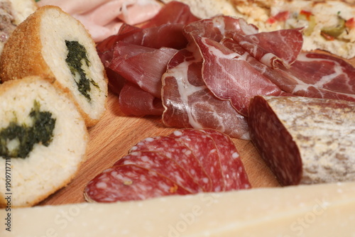 Plats italiens sur une planche à manger
