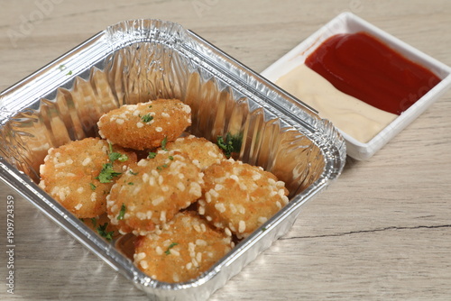Nuggets de poulet avec sauces à emporter