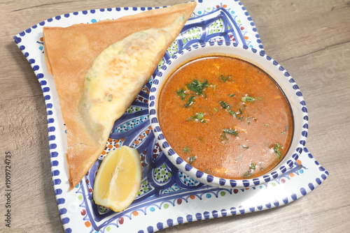 Fotografija Plats tunisiens au restaurant à Tunis