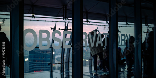 Bild auf Leinwand Observation deck window with Observatory sign and city view during blue hour dus