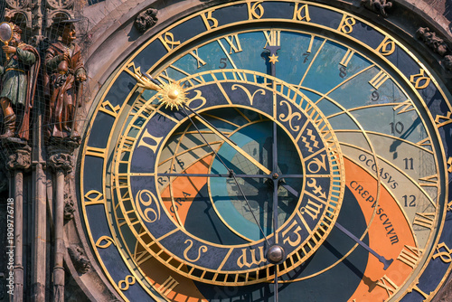 detalle del reloj astronómico de Praga en la plaza de Staromêtské námesti o plaza de la ciudad vieja, Praga,  Republica Checa 