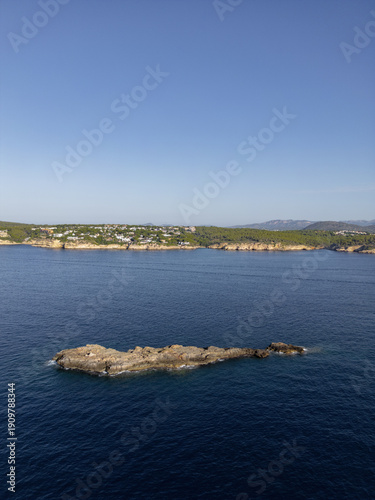 Vista aérea de la Isla del sec en Sol de Mallorca, Calvià, con playa, mar, barcos, zona residencial y bosque en verano