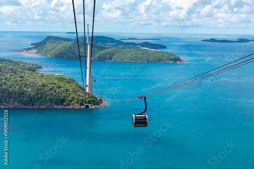 Konstfotografi Hon Thom cable car system is 7,899m long, with the highest pillar 174m - the wor