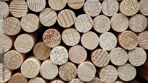 Tableau sur toile A close-up view of neatly arranged wooden dowels
