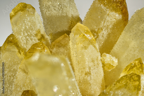 Foto A citrine cactus druse with a white background.