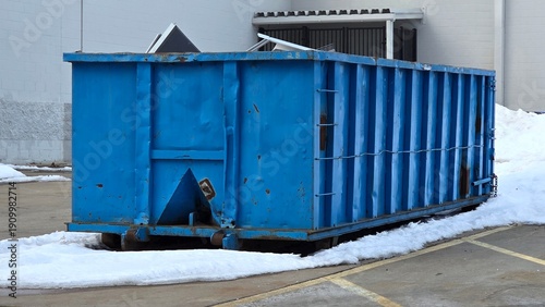 Foto Large Roll Off Dumpster Full of Trash Metal Garbage Container Black Waste Heap P