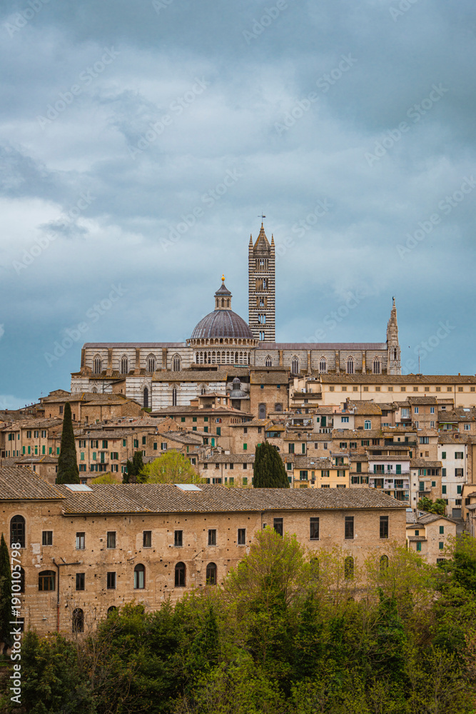Obraz premium The cityscape of the Siena City, Italy, on a cloudy day